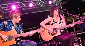 Thathi anima final de tarde no píer