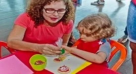 Garotada se diverte com a oficina de biscoitos