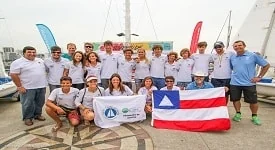 Martine Grael e Kahena Kunze entregam barco para atletas do YCB