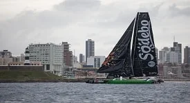 Trimarã é o primeiro a chegar na capital baiana