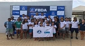 Equipe de natação em ritmo de comemoração