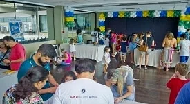 Troca de figurinhas no Salão de Eventos do YCB