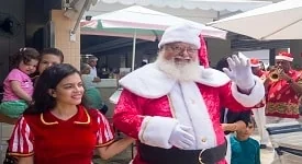 Chegada do papai noel encantou os pequenos associados