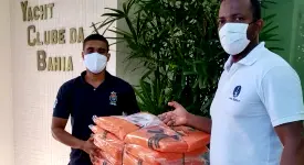 Yacht doa salva-vidas para ação educativa da Capitania dos Portos